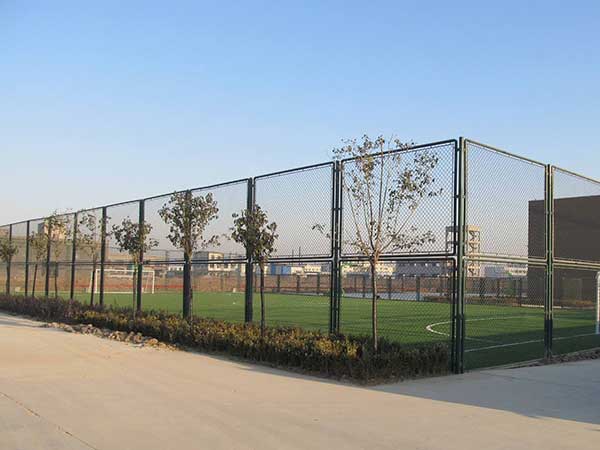 某地區足球場圍網施工案例